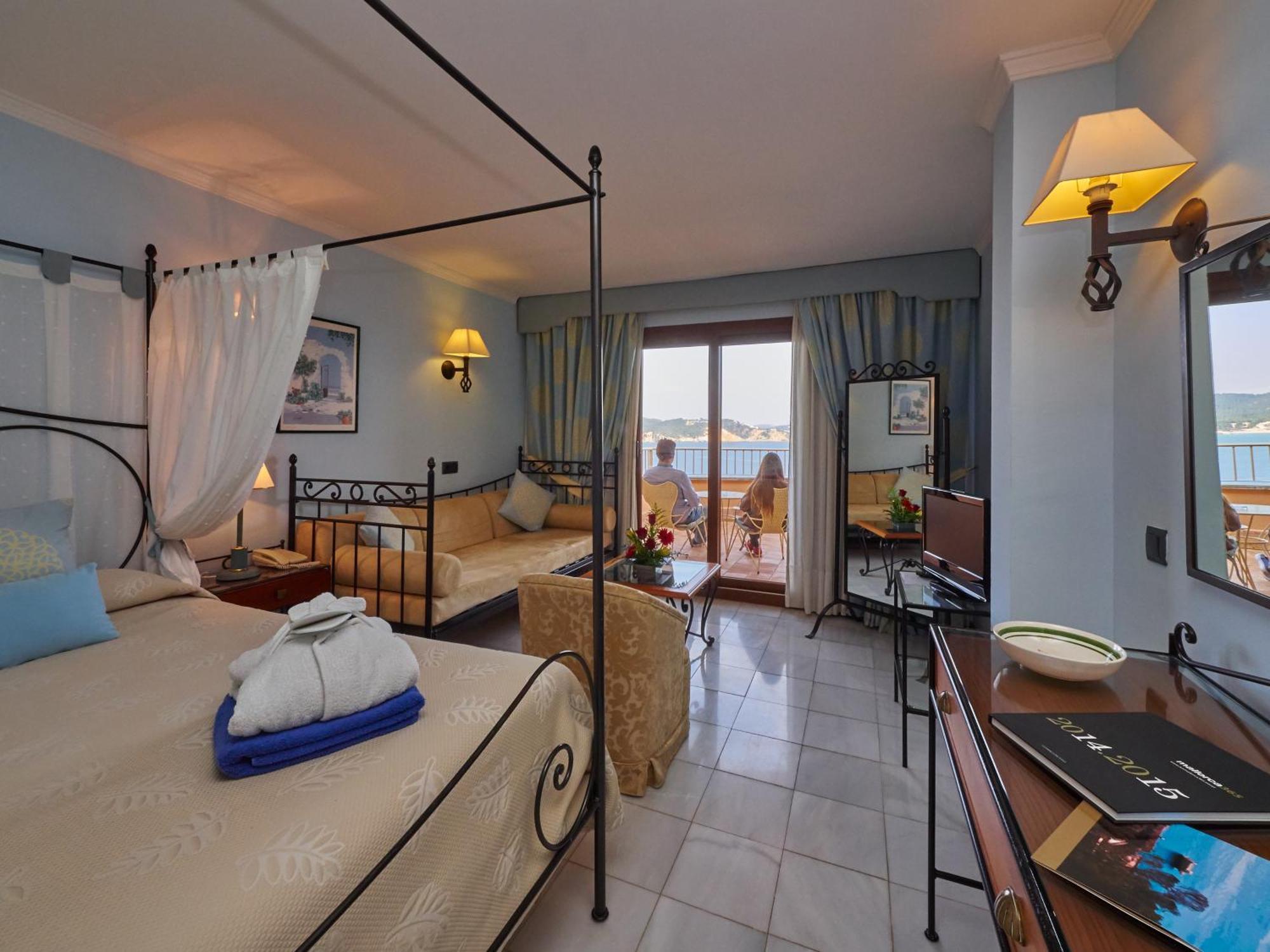 Hotel Petit Cala Fornells Peguera Exterior photo
