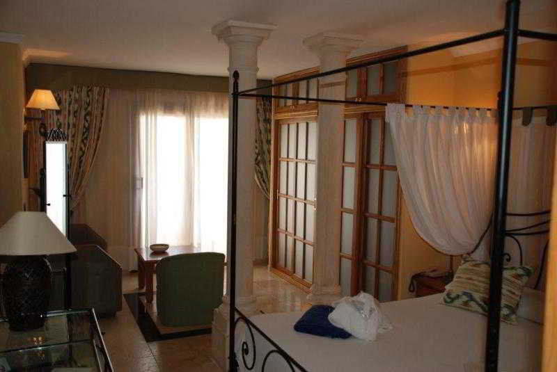 Hotel Petit Cala Fornells Peguera Exterior photo